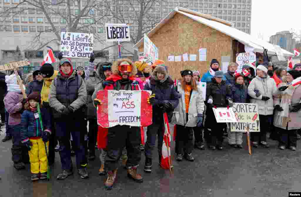 Ljudi čuvaju stražu ispred kolibe koja se koristila kao narodna kuhinja nakon što im je policija rekla da se koliba mora ukloniti, dok kamiondžije i njihove pristalice nastavljaju protest, Ottawa, 6. februar 2022.