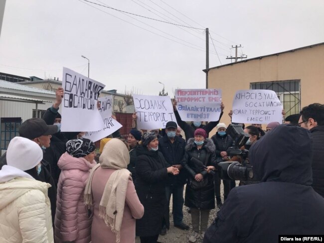 Қаңтар оқиғасынан кейін күдікті ретінде қамалған туыстарын босатуды талап етіп, прокуратура алдына жиналған адамдар. Шымкент, 28 қаңтар 2022 жыл.