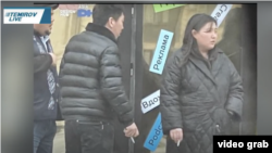 В пропагандистском ролике появляется тайно снятое фото сотрудников Temirov LIVE, в том числе жены Темирова. На снимке они курят у офиса. Фото: автор неизвестен