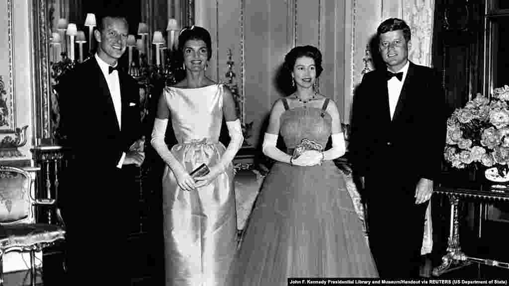 Патшайым мен принц Филипп Джон және Жаклин Кеннедимен бірге. 1961 жыл.&nbsp;