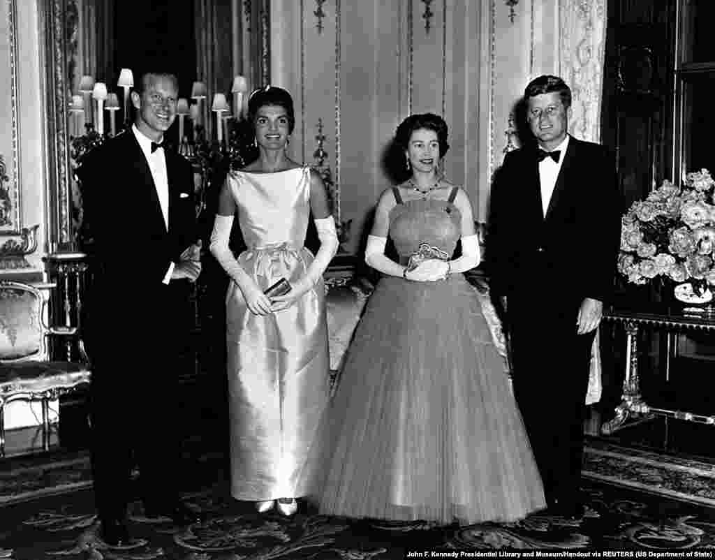 Regina Elisabeta a II-a și Prințul Philip i-au primit în vizită la&nbsp;Palatul Buckingham, pe 5 iunie 1961, pe președintele SUA John F. Kennedy și pe Prima Doamnă Jacqueline Kennedy. Kennedy este unul dintre cei 13 președinți americani, pe care Regina Elisabeta i-a întâlnit de-a lungul vieții. Cu&nbsp;Jacqueline Kennedy a mai avut o întâlnire privată, după ce aceasta a făcut niște comentarii răutăcioase la adresa reginei, comentarii care au ajuns la urechile reginei.&nbsp;