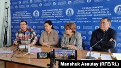 Адвокат Галым Нурпеисов (слева) на пресс-конференции рассказывает о пытках в отношении задержанных. 3 февраля 2022 года