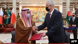 بنی گانتز (راست) وزیر دفاع اسرائیل پس از امضای یادداشت تفاهم، با همتای بحرینی خود، عبدالله بن حسن النعیمی، دست می‌دهد.