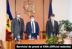Noul director CNA, Iulian Rusu (dreapta), ministrul justiției Sergiu Litvinenco (stânga) și speakerul parlamentului Igor Grosu.