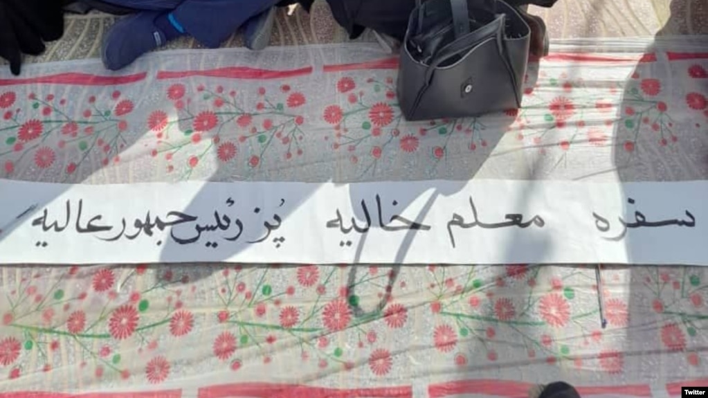 معلمان در یزد با پهن کردن سفره‌های خالی و نشستن دور آن اعتراض خود را نشان دادند