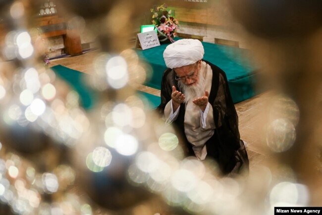 صافی گلپایگانی در زیارتگاه عسکرین در سامرا