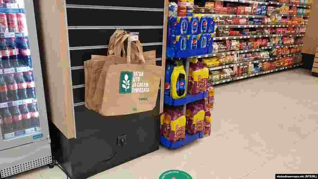Граѓаните велат дека полека се навикнуваат да одат на пазар или во продавница со платнени торби или повеќекратно да користат подебели ќесиња
