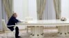 Президент Росії Володимир Путін сидить за величезним столом під час переговорів із президентом Франції Макроном. Москва, 7 лютого 2022 року