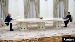 Putin Kremldə Makronu qəbul edir. 2022