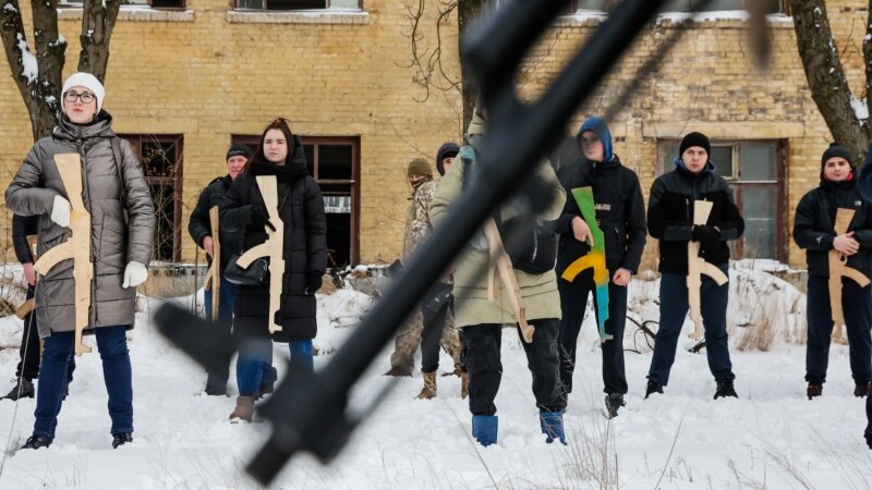 Украинците во цивилна одбрана и со екстремно десничарски групи