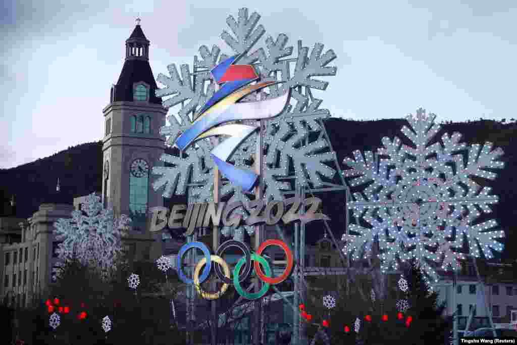 A 2022-es pekingi téli olimpia emblémáját ábrázoló installáció a kínai Hopej tartományban. A fertőzötteket az erre kijelölt szállodában szigetelik el, és a karantén feloldásához két, legalább 24 óra különbséggel végzett negatív teszteredményre van szükség