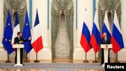 Ruski predsjednik Vladimir Putin i francuski predsjednik Emmanuel Macron tokom zajedničke konferencije za medije u Moskvi 7. februara