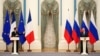 Президент Франції Емманюель Макрон (ліворуч) заявив про це на пресконференції з російським колегою Володимиром Путіним у Москві