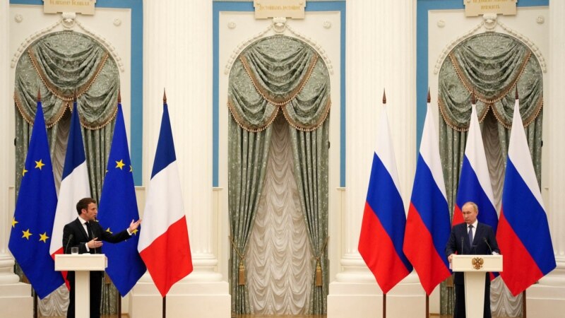 Париз вели дека Путин се согласил засега да не започнува нови маневри во близина на Украина