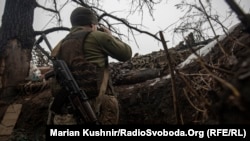 Український військовий на лінії фронту на Донбасі