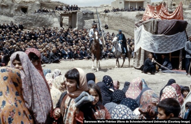 Një fotografi e një ngjarjeje, që duket se ishte teatrale, e përshkruar si ‘imitimi i Shemrit’. Fotografia është shkrepur në Nahavand në perëndim të Iranit.