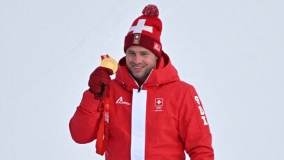 Той започва кариерата си в алпийските ски през 2006 г