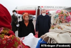 Реджеп Тайїп Ердоган з дружиною Еміне 3 лютого 2022 року перебував у Києві
