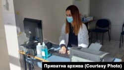 Докторката Ангела Димитриевска, на работа во вакциналниот пункт на УКИМ
