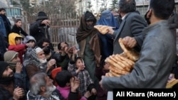 تعدادی از زنان ، کودکان و مردان نیازمند در کابل 