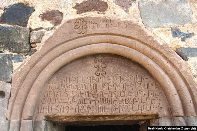 Shkrimi armen në hyrje të Kishës së Shën Sargisit, të shekullit 13, në qarkun Kalbajar, të rimarrë nga Azerbajxhani.