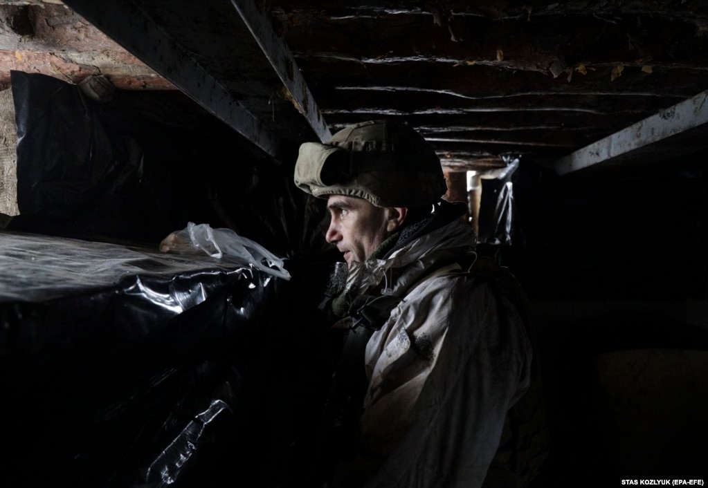 Një ushtar ukrainas kontrollon situatën në vijën e frontit, shumë pranë qytetit të Doneskut, që kontrollohet nga separatistët e mbështetur nga Rusia. 29 janar 2022.  