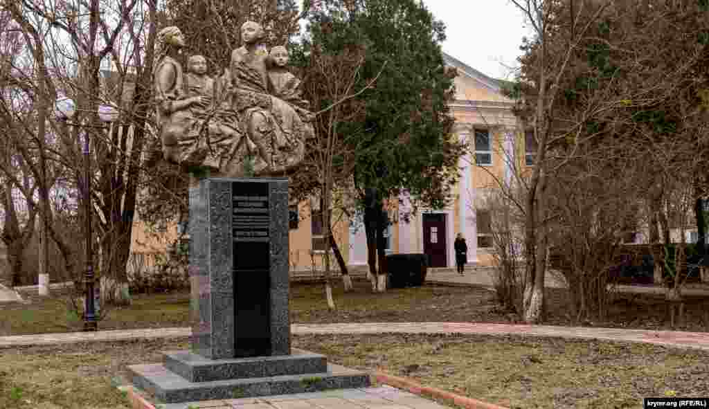 Памятник жертвам сталинской депортации из числа крымских татар в сквере перед зданием музыкальной школы
