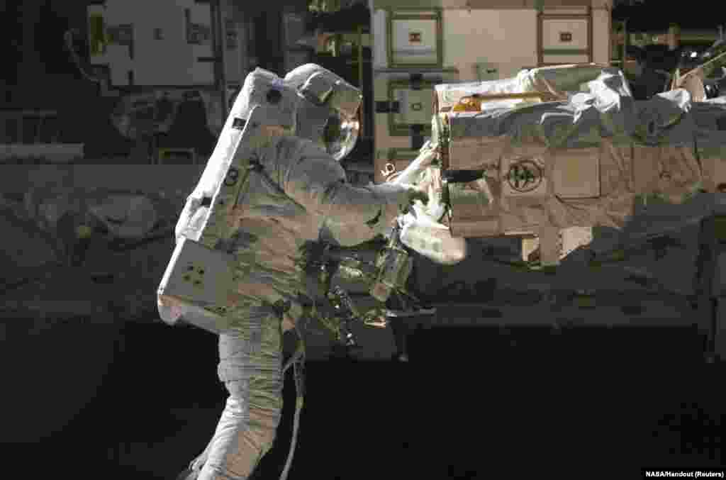 Robert L. Satcher Jr. űrhajós a Nemzetközi Űrállomáson az Atlantis űrsikló STS&ndash;129 küldetés első űrsétáján 2009. november 19-én