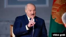 Aksar bloger va foydalanuvchilar G‘arb allaqachon prezident sifatida tan olmay qo‘ygan Lukashenkoni shunchaki, Belarus fuqarosi deb atashni ma’qul ko‘rishgan.