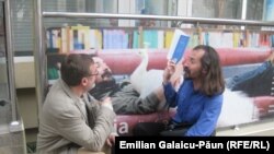 Cu Matei Vișniec, în faţa Librăriei din Centru din Chişinău