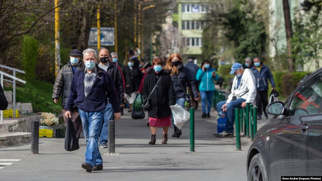 Un fenomen care a luat amploare în ultimii ani: zeci sau chiar sute de oameni au buletin pe aceeași adresă. Locuințele nu depășesc, de regulă, 40 sau 50 mp. Cei mai mulți nu locuiesc acolo. Proiectul prin care MAI vrea să limiteze fenomenul este însă unul controversat. 