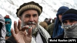 تصویر ارشیف : یکی از کارگران معدن در پنجشیر سنگ قیمتی زمرد را نشان داده است