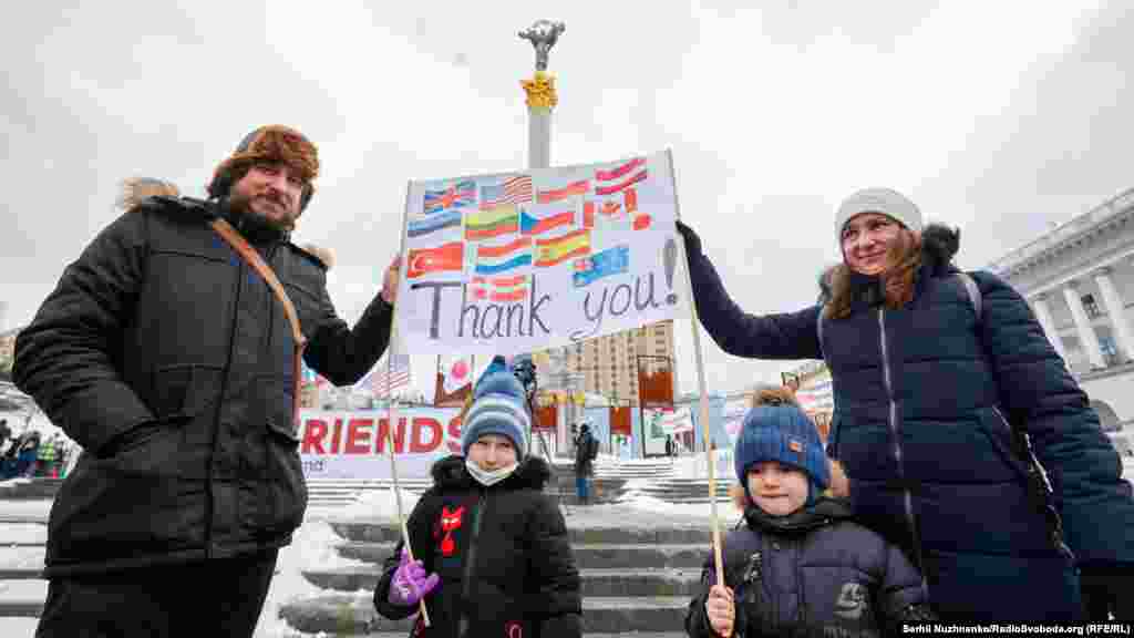Учасники акції прийшли із виготовленими власноруч плакатами із словами подяки за підтримку України&nbsp;