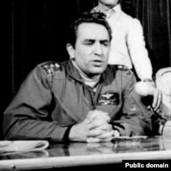 امیرحسین ربیعی، آخرین فرمانده نیروی هوایی ارتش شاهنشاهی، یک روز پس از بازداشت توسط انقلابیون در دادگاه نمایشی، ۲۳ بهمن ۱۳۵۷