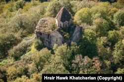 Az azerbajdzsáni Tatárföldön található Jeritsz Mankantsz-kolostoron látható kereszt