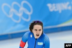 Надежда Морозова из Казахстана участвует в соревнованиях по конькобежному спорту среди женщин на 3000 м во время зимних Олимпийских игр 2022 года в Пекине на Национальном овальном стадионе по конькобежному спорту в Пекине. 5 февраля 2022 года