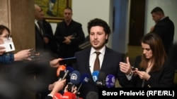 Dritan Abazović daje izjavu medijima u Skupštini Crne Gore, Podgorica, 4. februar 2022.