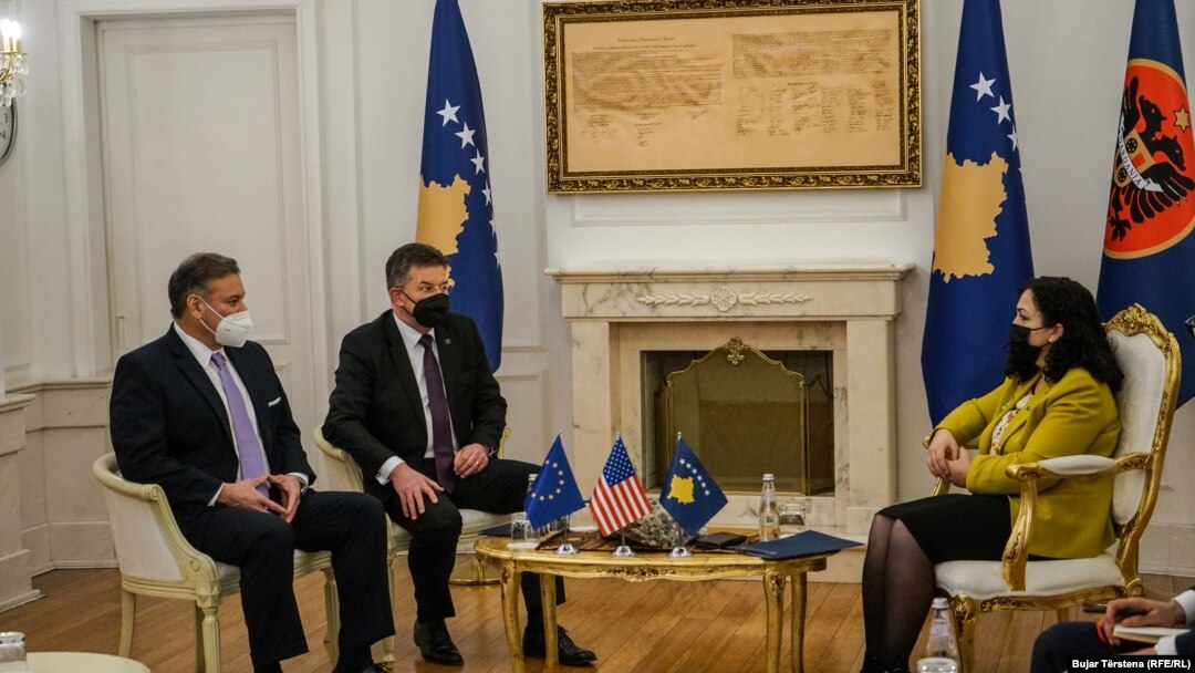 Escobar i Lajčak na sastanku sa predsednicom Kosova Vjosom Osmani, 31. januar 2022.