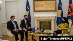 Takimi ndërmjet të dërguarit të SHBA-së për Ballkanin Perëndimor, Gabriel Escobar, të dërguarit të BE-së për dialogun Kosovë-Serbi, Mirosllav Lajçak, dhe presidentes së Kosovës, Vjosa Osmani. Prishtinë, 31 janar, 2022. 