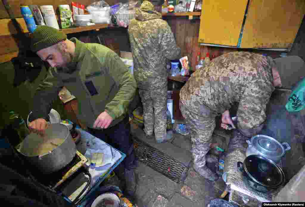 Készül az ebéd a frontvonalon szolgálatot teljesítőknek Donyeckben február 7-én