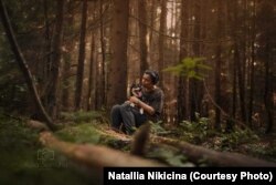Натальля Нікіціна з гадаванцам у лесе