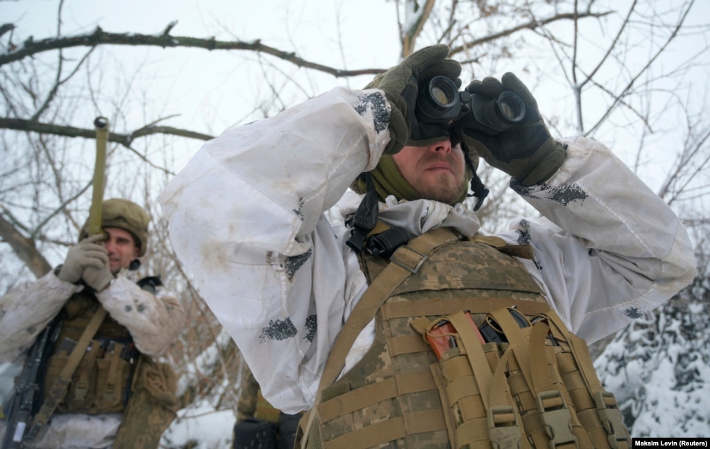 Ushtarët e Ukrainës qëndrojnë në vijën e frontit në fshatin Pisky në rajonin e Donetskut më 29 janar 2022.