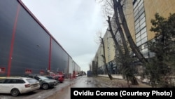 Hala în care lucrează muncitorii vietnamezi (în stânga). Vizavi, o hală dezafectată din incinta a ceea ce a fost principala platformă industrială a Clujului.