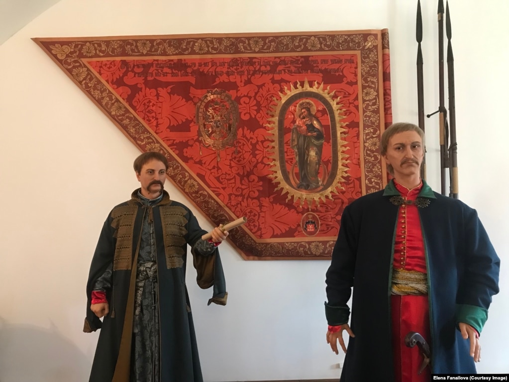 Фігури Івана Мазепи (праворуч) та його наступника Пилипа Орлика. Батуринський музей