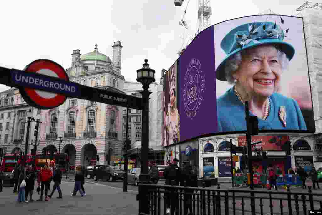 Imaginea Reginei Elisabeta a II-a domină Piccadilly Circus în 6 februarie 2022, la împlinirea a 70 de ani de domnie.