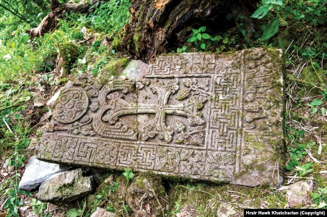 Një gur me kryq në qarkun Laçin, të rimarrë nga Azerbajxhani.
