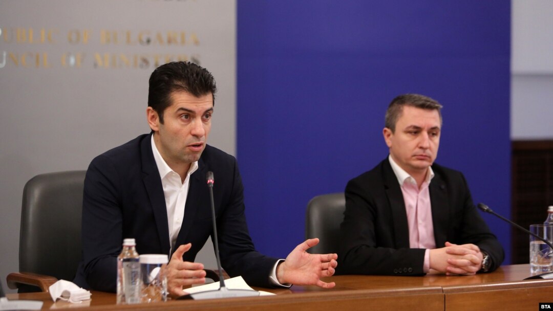 Премиерът Кирил Петков (вляво) и министърът на енергетиката Александър Николов