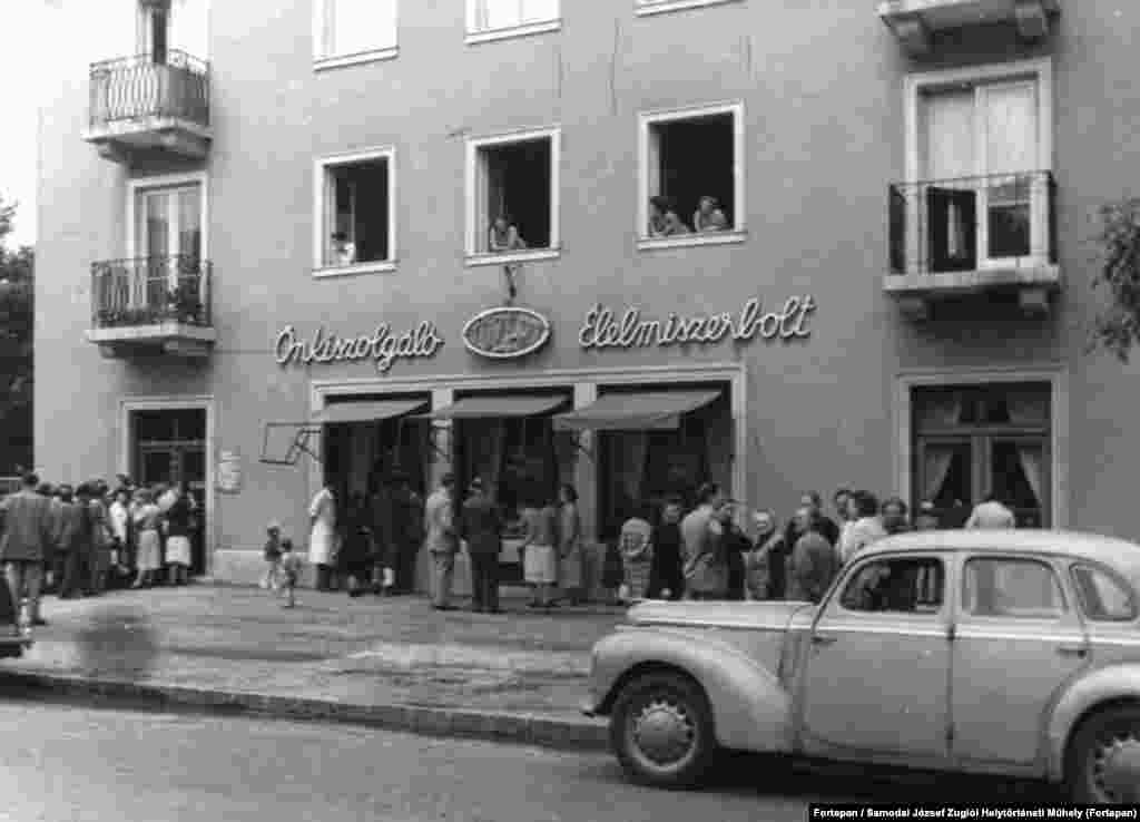 Sorban állás egy élelmiszerbolt előtt a&nbsp;Thököly úton 1956-ban