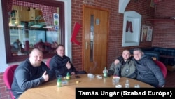 A csúzai Piros Csizmában beszélgető férfiakat nem érdekli, hogy mit mond és mit akar a magyar ellenzék