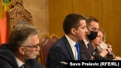 Predsjednik Skupštine Aleksa Bečić (u sredini) na sjednici na kojoj se raspravljalo o njegovoj smjeni, Podgorica, 7. februar 2022.